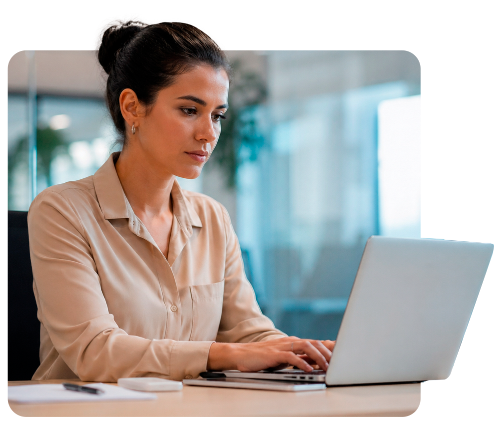 denúncia anônima empresa, canal de denúncias RH, colaborador digitando notebook escritório, ética corporativa, compliance empresarial